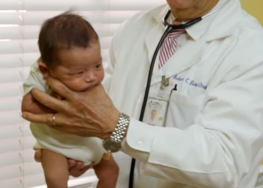 Цял свят гледа ВИДЕО как бебе спря да се къса от плач в ръцете на педиатър СНИМКИ