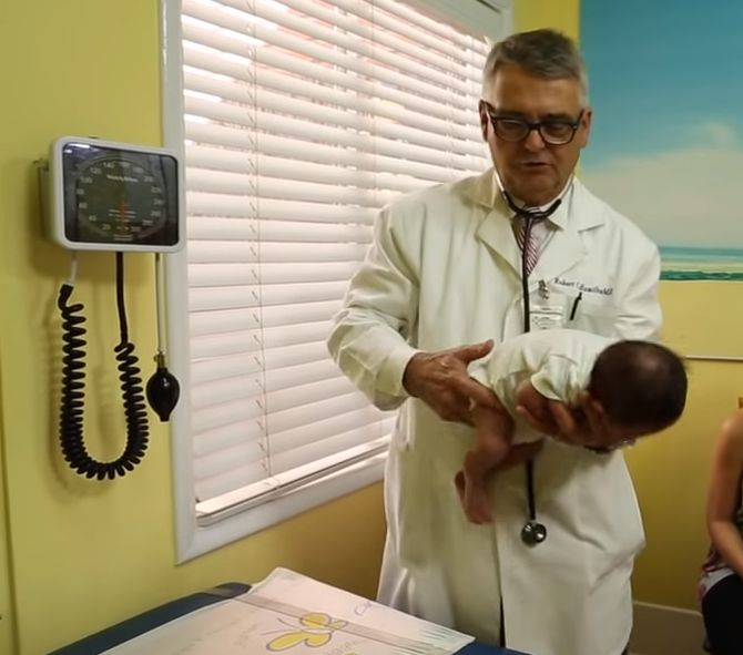 Цял свят гледа ВИДЕО как бебе спря да се къса от плач в ръцете на педиатър СНИМКИ