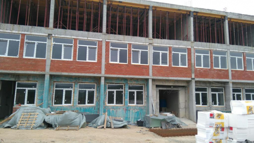 Борисов инспектира строежа на ново модерно училище в българско село СНИМКИ