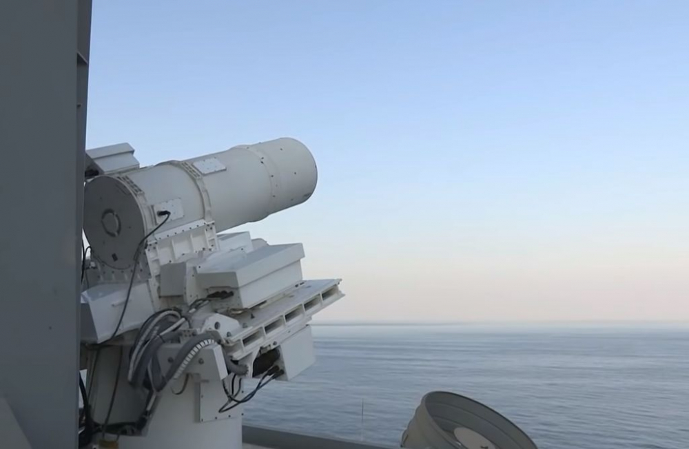 Пробив: ВМС на САЩ изпробваха лазерно оръжие, поразяващо летящ самолет ВИДЕО