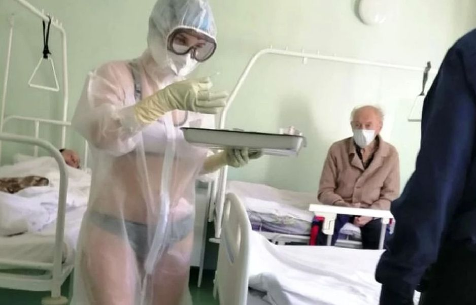 Стана ясно коя е палавата медсестра, бореща К-19 с прозрачен костюм на голо СНИМКИ