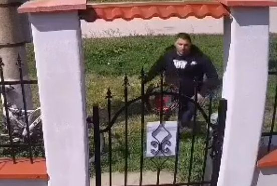 Ексклузивно ВИДЕО показва как зарязаният Радослав нахлува в дома на бившата си в Монтанско