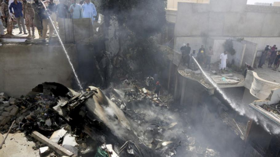 Специалисти от Airbus нищят самолетната катастрофа край Карачи