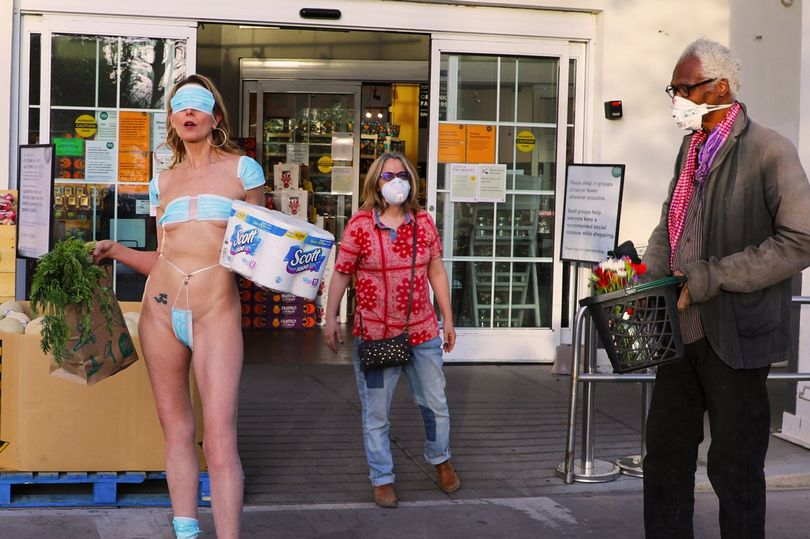 Скандал: Гола артистка протестира само "по маски" срещу карантината СНИМКИ 18+ 
