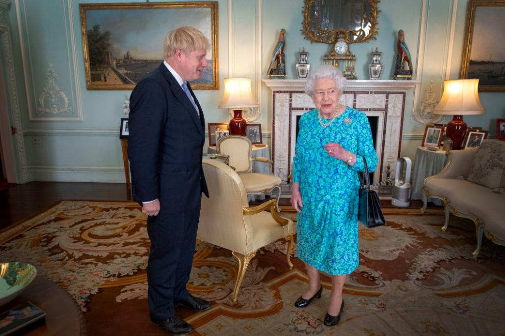 Борис Джонсън "превзе" Бъкингамския дворец заради К-19! Кралицата му разреши СНИМКИ