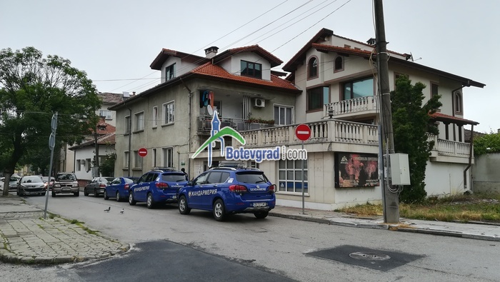 Жандармерия обгради къщата на зам.-министър в Ботевград СНИМКИ