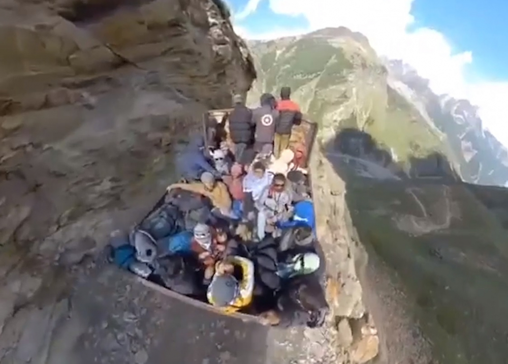 Истината за вирусно ВИДЕО как хората летят в планината върху килим, не е по-малко удивителна