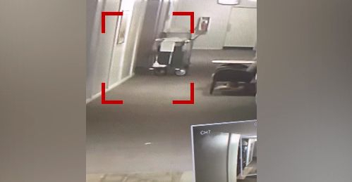 Страховито ВИДЕО: Призрачна фигура излиза от затворен асансьор в хотел