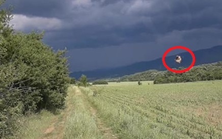 Мистерия в небето над България: Мъж се опита да заснеме буря, но улови на ВИДЕО... 