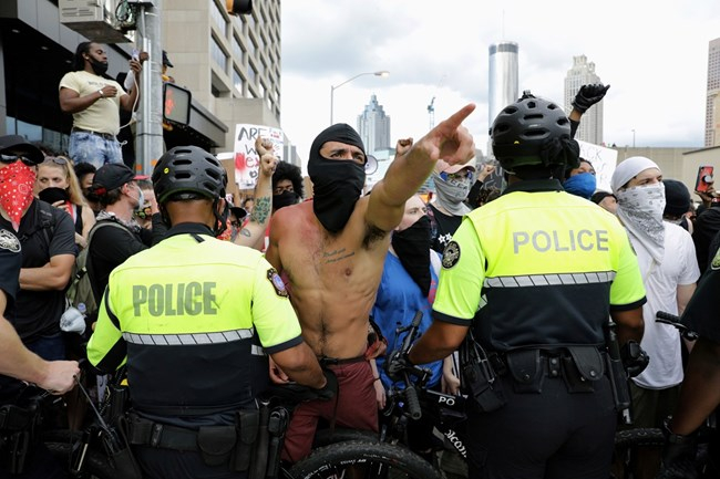 В Минеаполис и Атланта е страшно! Протестиращите напълно подивяха ВИДЕО