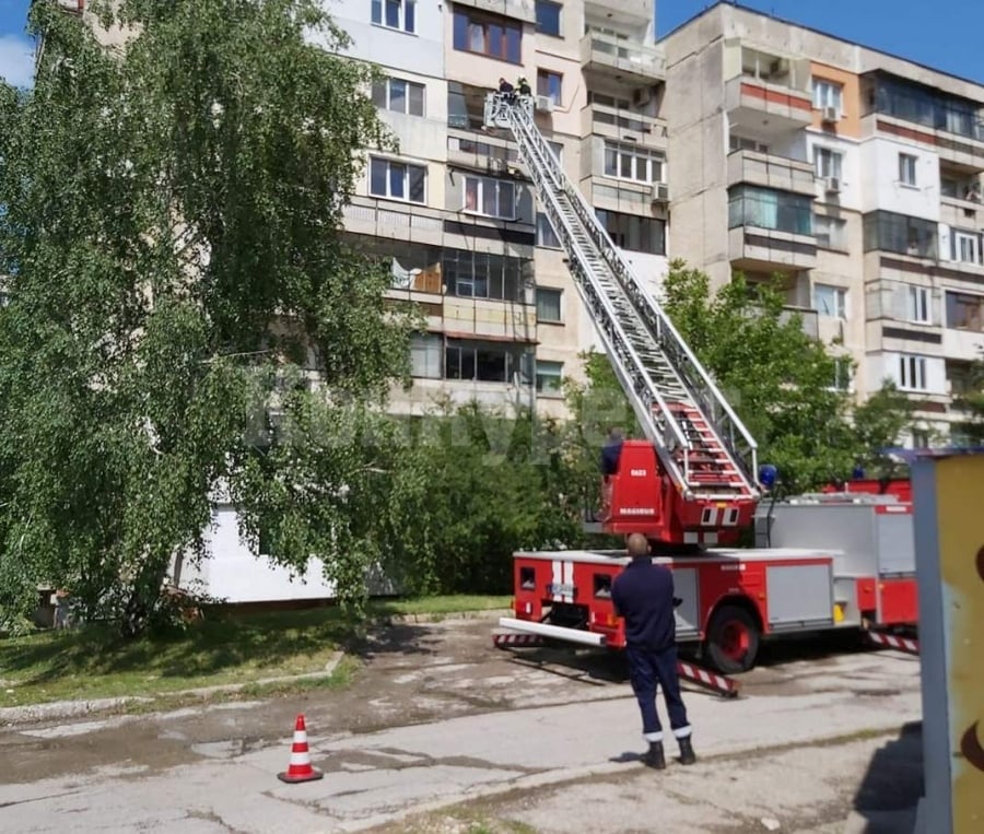 Пожарникари щурмуваха апартамент във Враца през терасата и изтръпнаха от видяното СНИМКИ