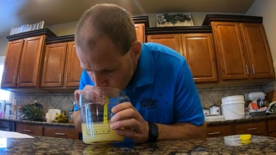 Мъж изпи литър лимонов сок за 17 секунди и счупи рекорд на Гинес ВИДЕО