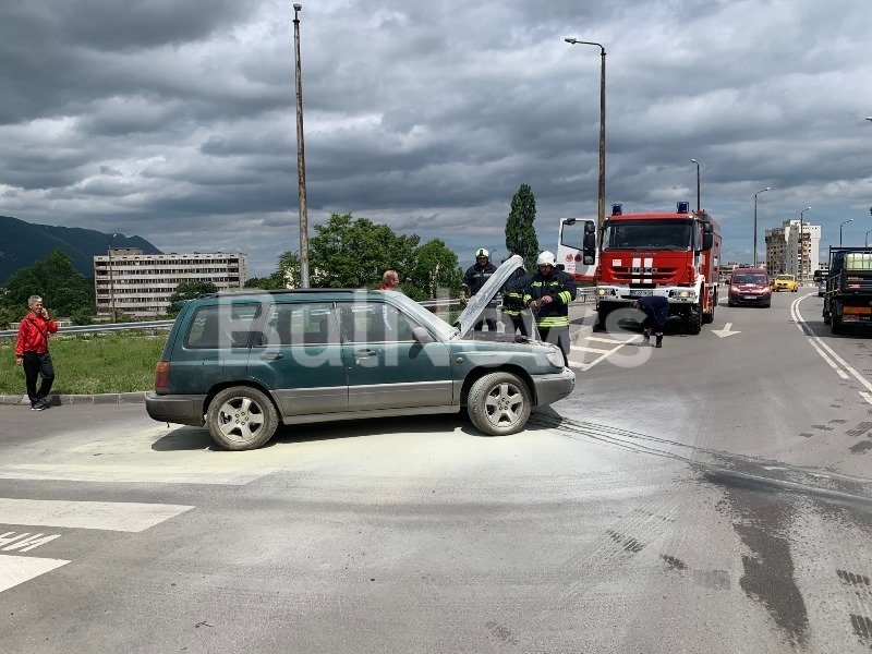 Кола пламна в движение във Враца СНИМКИ