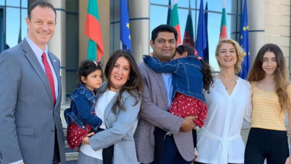 Херо Мустафа показа дъщерите си и честити празника на всички деца в България ВИДЕО