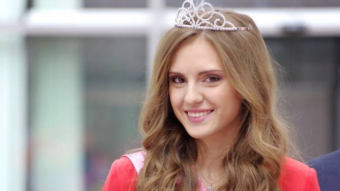 Новата "Царица на розата" е Мария Петрова СНИМКИ 