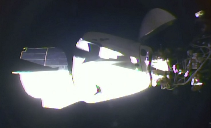 НЛО следили стиковането на Dragon на SpaceX с МКС ВИДЕО