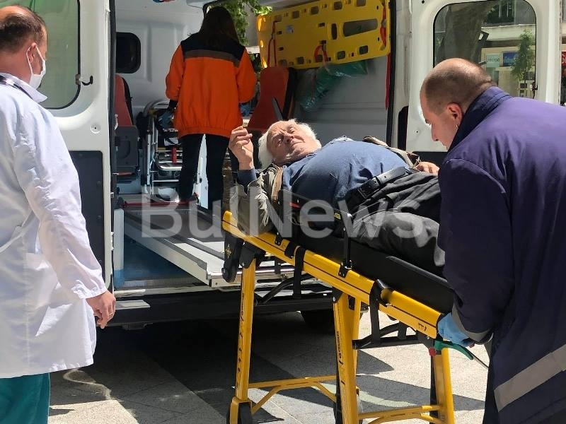Линейка влетя в пешеходната зона във Враца заради неприятен инцидент СНИМКИ