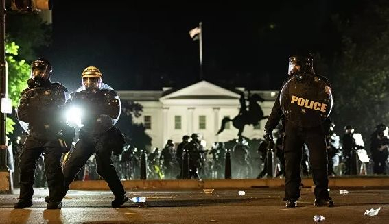Протестиращите във Вашингтон обсадиха Белия дом по време на комендантския час