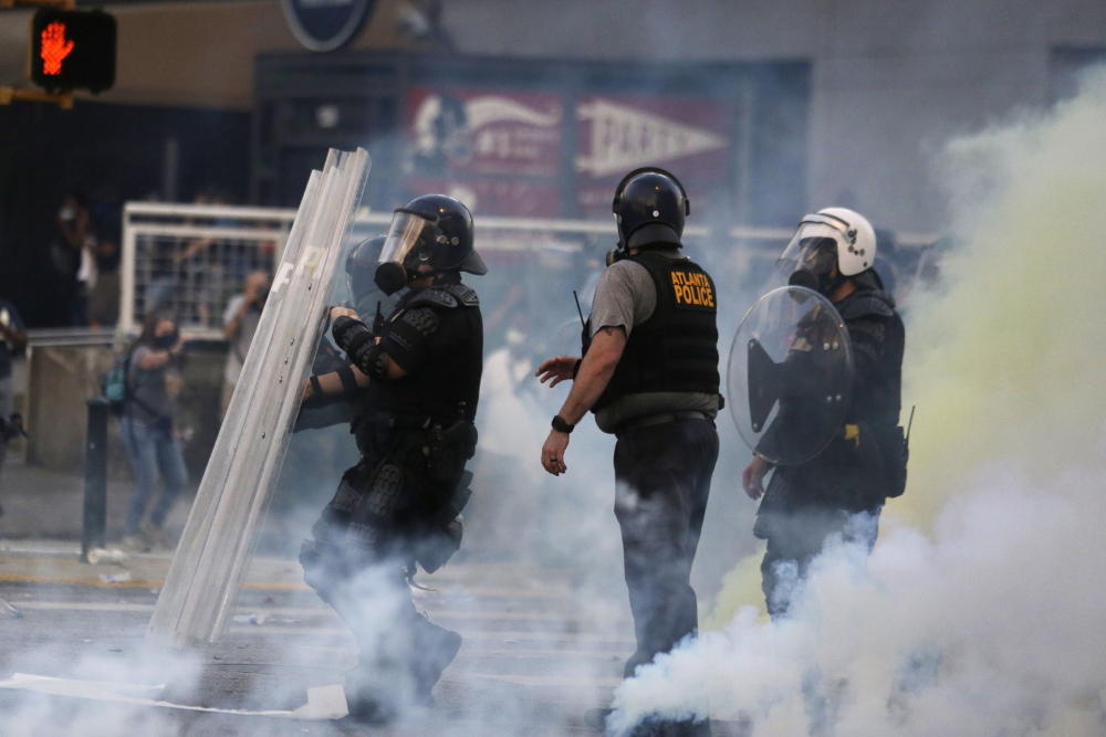 Екшън: В Атланта полицията използва сълзотворен газ срещу протестиращите ВИДЕО
