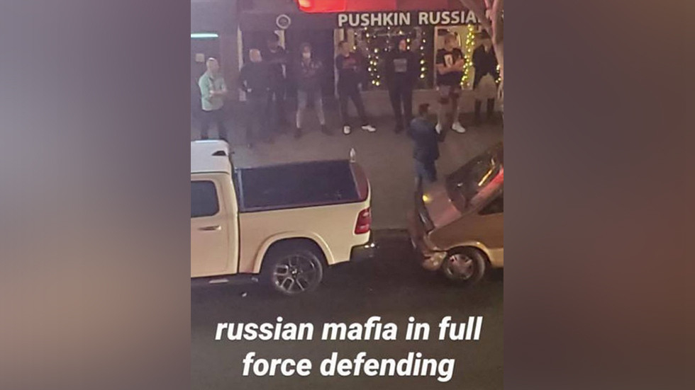 Зрелище в Сан Диего: Руснаци бранят с жива верига свой ресторант от безчинстващите протестиращи ВИДЕО 