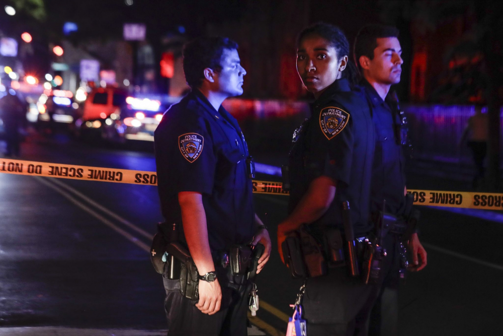 Кървава свада в Ню Йорк! Протестиращ нападна с нож полицаи, простреляха го СНИМКА