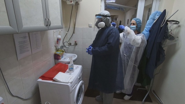 Лекари от Хасково излязоха от болницата след 33-дневно дежурство 