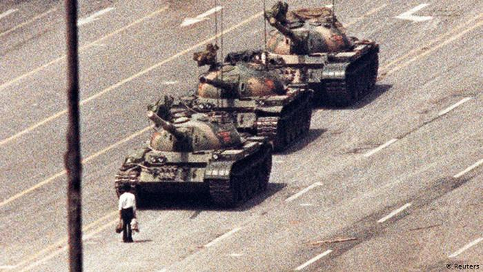 Неразгадана мистерия: Кой е мъжът пред танковете на площад Тянанмън? СНИМКА