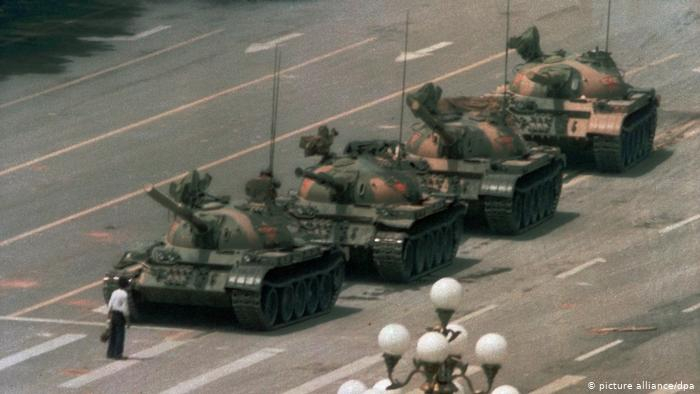 Неразгадана мистерия: Кой е мъжът пред танковете на площад Тянанмън? СНИМКА