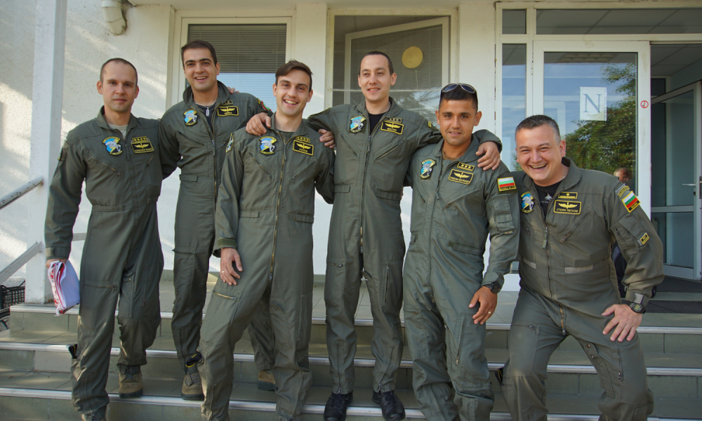 Първите български пилоти, които ще летят на F-16 BLOCK 70, заминават за САЩ СНИМКИ 