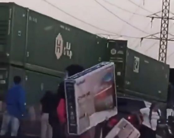 Брутално ВИДЕО: Мародери грабят товарен влак в движение по време на протестите в Чикаго 