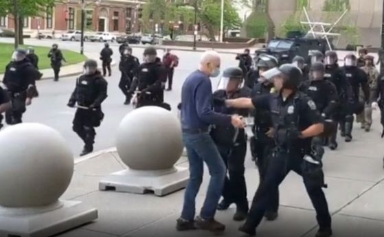 Нова бруталност в САЩ: Полицаи повалят мъж на 75 г. ВИДЕО