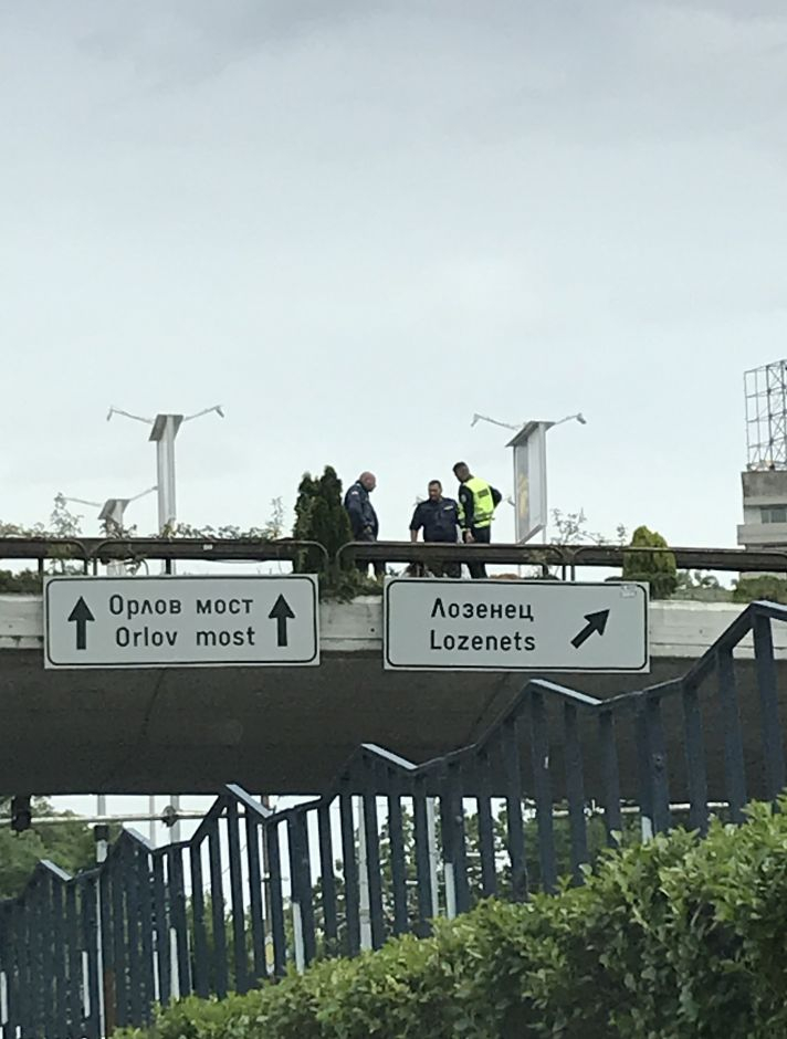 Извънредно в БЛИЦ! Писъци на Моста на влюбените до НДК в София, гъмжи от полиция СНИМКИ