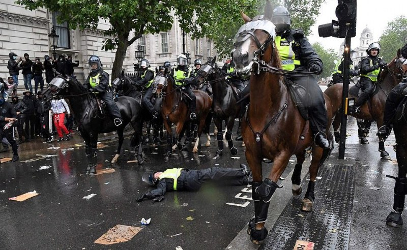 Кошмар в Лондон: Протестиращите озверяха, има ранен полицай ВИДЕО 18+