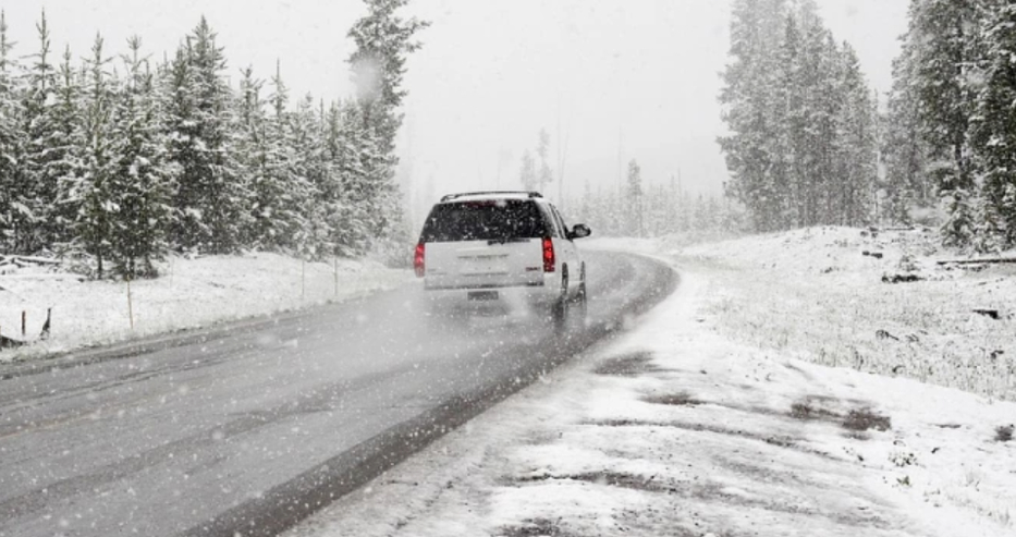 Кошмар в Турция: Десетки автомобили заседнаха в снега посред лято