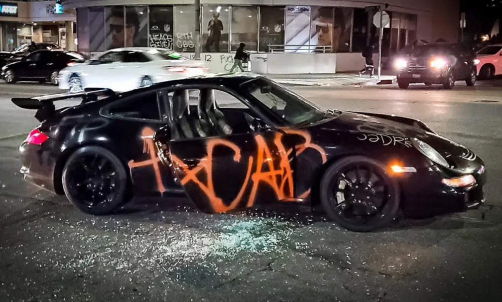 Ето какво направиха вандали в САЩ с рядка спортна кола ВИДЕО