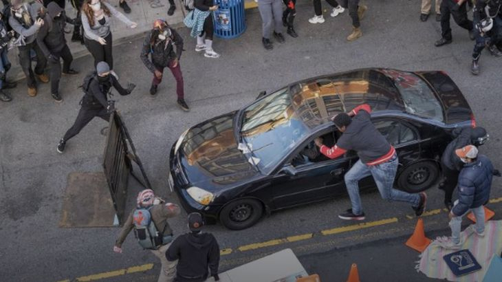 Ад в Сиатъл: Автомобил се заби в тълпа протестиращи, мъж стреля на месо ВИДЕО