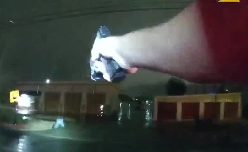 Полицаи в САЩ стреляха 20 пъти в бягащ обирджия, докато го убият