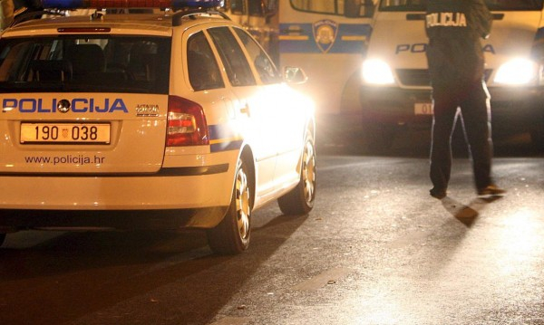 Хърватски полицай задуши мъж с коляно като Джордж Флойд
