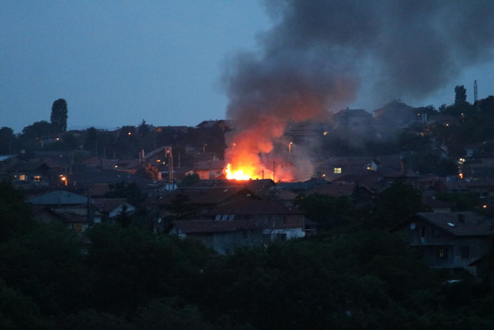 Сигнал до БЛИЦ: "Факултета" гори, на място прииждат много пожарни и полиция СНИМКИ
