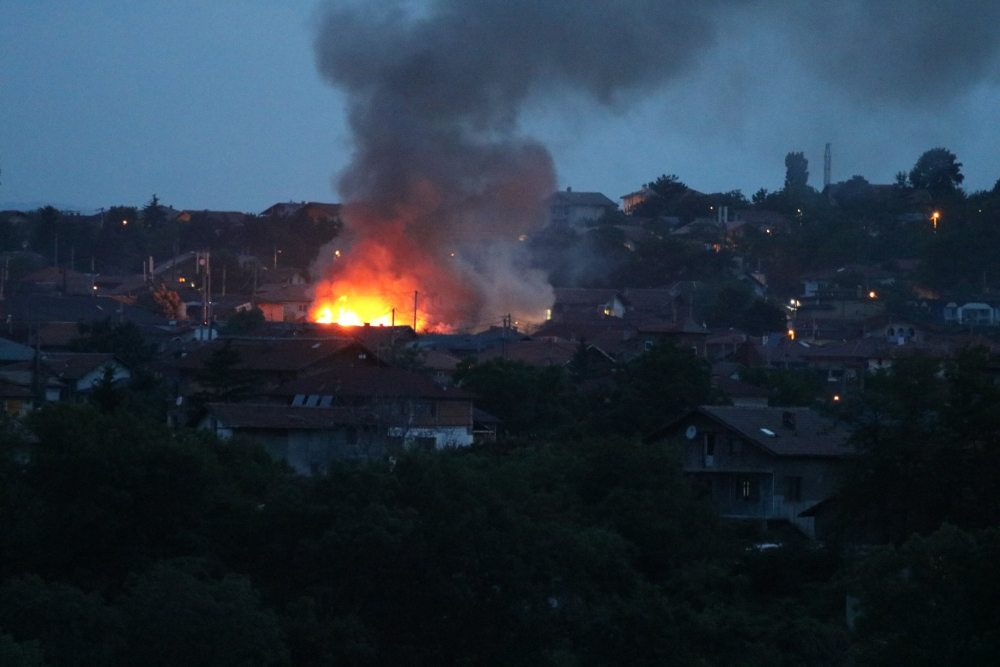 Сигнал до БЛИЦ: "Факултета" гори, на място прииждат много пожарни и полиция СНИМКИ