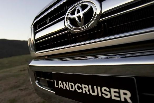 Фотошпиони заснеха за първи път новата Toyota Land Cruiser СНИМКИ