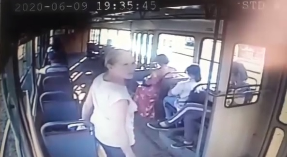 Ужасяващо ВИДЕО 18+: Глупава пътничка си счупи нелепо гръбначния стълб в трамвая 