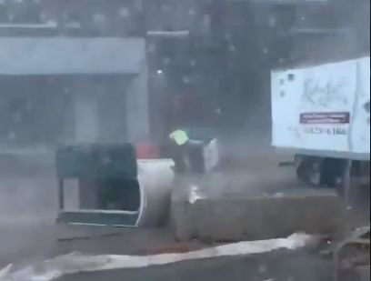 Невиждана буря размята 11 камиони като кибритени кутии ВИДЕО 