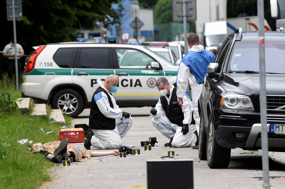 Ужасяващи СНИМКИ 18+ от ликвидирането на убиеца в Словакия, майки пищят, свистят куршуми 