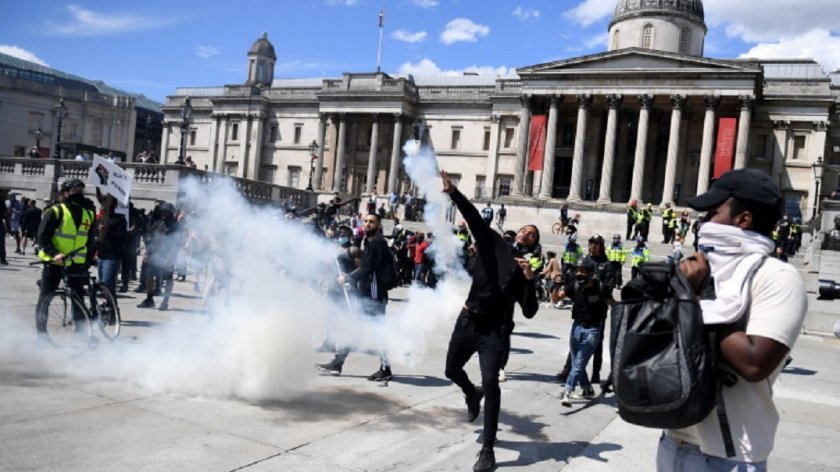 Боят настана: Сражения в Лондон между защитници на паметници и вандалстващи протестиращи ВИДЕО 