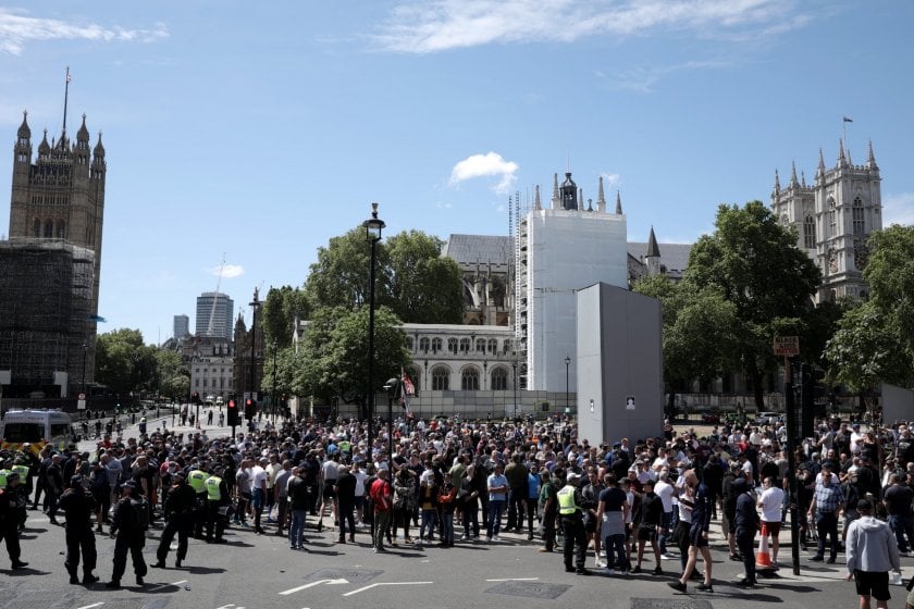 Боят настана: Сражения в Лондон между защитници на паметници и вандалстващи протестиращи ВИДЕО 