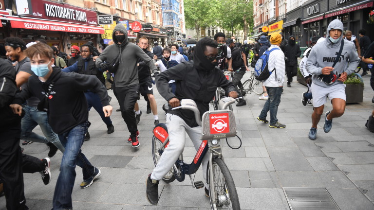 Гнусна вандалщина: Протестиращ уринира върху паметник на полицай, убит от джихадист в Лондон