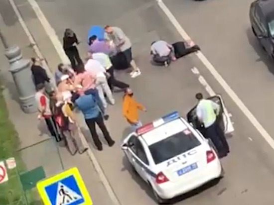 Ужас в Москва! Полицаи спряха такси за проверка, но ги застреляха ВИДЕО 18+