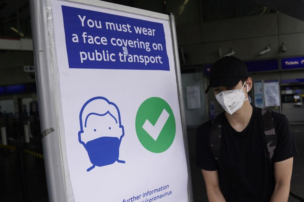Пътник в метрото отнесе тлъста глоба, маската му била на очите