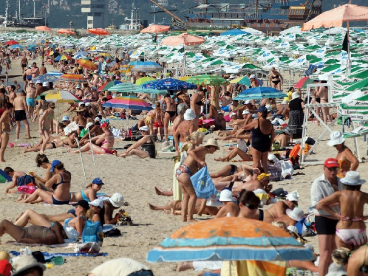 Туристи съветват как да си опазите телефона и парите, докато сте на плажа